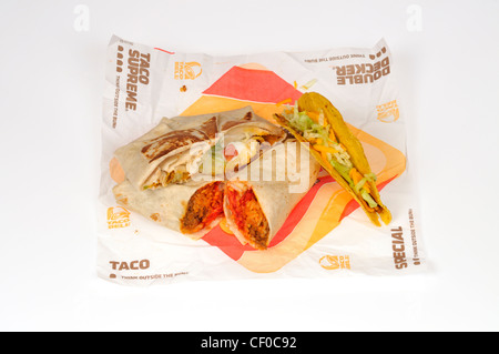 Burrito Taco Bell, taco et crunchwrap cour suprême sur l'emballage sur fond blanc dentelle Banque D'Images