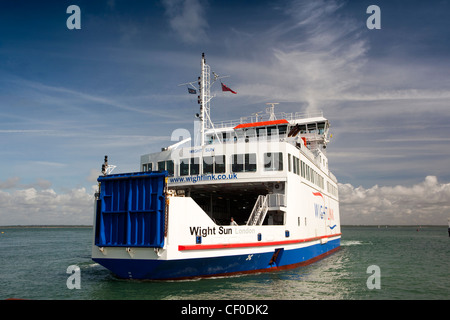 Royaume-uni, Angleterre, île de Wight, Yarmouth, Ferry Wightlink Wight arrivant à Sun Harbour Banque D'Images
