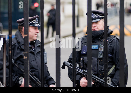 Policiers armés en patrouille à Downing Street, London, England, UK Banque D'Images