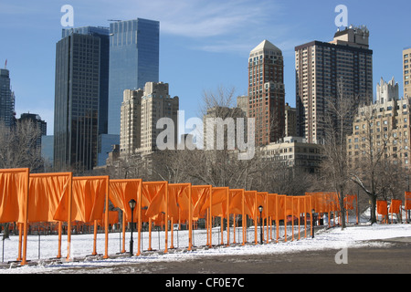 Portes couleur safran . Exposition Christo et Jeanne-Claude Central Park, New York Banque D'Images