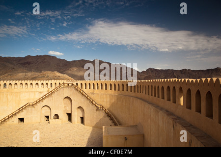 Vue imprenable sur le fort de Nizwa entouré de montagnes (Ad Dakhiliyah, Oman) Banque D'Images