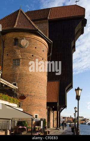 La grue (Polonais : Zuraw), célèbre monument historique dans la vieille ville de Gdansk en Pologne Banque D'Images