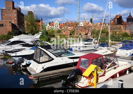 Bateaux et voiliers à la marina dans la ville de Gdansk en Pologne Banque D'Images