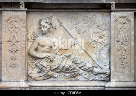 18e siècle, bas-relief de la déesse Athéna dans la mythologie grecque, sur la maison historique terrasse dans la vieille ville de Gdansk. Banque D'Images