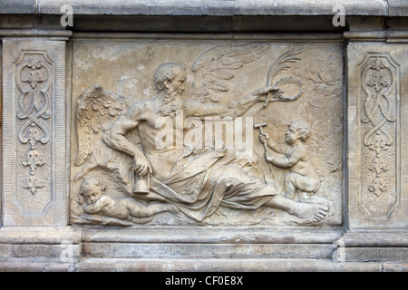 18e siècle, bas-relief du dieu Chronos (dans la mythologie grecque, personnification de l'Est) à la terrasse immeuble historique. Banque D'Images