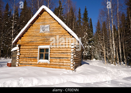 Cabane d'hiver pour les touristes en forêt. Au sud de l'Oural. Parc national Taganay. La taïga. La Russie. Banque D'Images