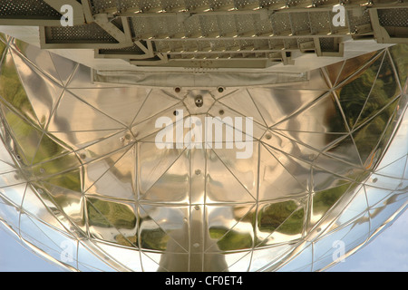 Détail tiré de l'Atomium.libre de trois des sphères et escalier extérieur. Extrêmement bas et fermer l'angle de vue. Banque D'Images