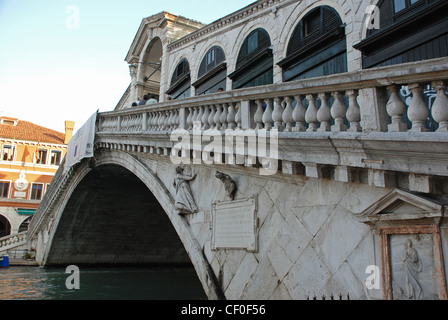 Pont du Rialto sur le Grand Canal Venise Italie Banque D'Images