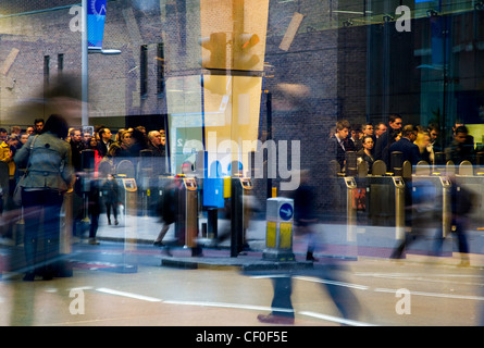 La gare de Waterloo, Londres, pendant l'heure de pointe du matin. Tourné par fenêtre pour obtenir l'extérieur dans la rue dans la réflexion. Banque D'Images