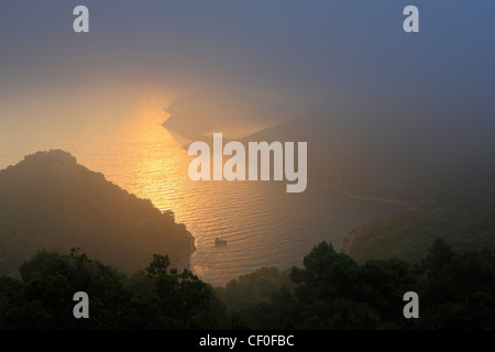 Au lever du soleil brumeux de l'île croate de Lastovo. Zaklopatica bay. Banque D'Images