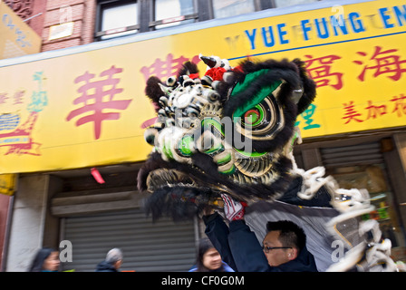 Célébration du Nouvel An chinois Chinatown New York City danse du dragon danse du lion Banque D'Images