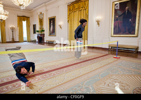 La Première Dame Michelle Obama participe à une course de sac à patates, avec le comédien Jimmy Fallon dans la East Room de la Maison Blanche lors d'un "Late Night with Jimmy Fallon" enregistrement pour le deuxième anniversaire de la "Let's Move !" Le 25 janvier 2012 à Washington, DC. Banque D'Images