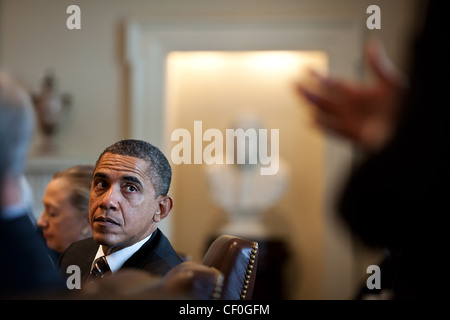 Le président Barack Obama à l'écoute des remarques de Conseiller principal David Plouffe au cours d'une réunion du Cabinet dans la salle du Cabinet de la Maison Blanche le 31 janvier 2012 à Washington, DC. Banque D'Images