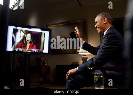 Le président Barack Obama participe à une entrevue avec YouTube et Google + pour discuter de son état de l'Union dans la Roosevelt Room de la Maison Blanche le 30 janvier 2012 à Washington, DC. L'entrevue a eu lieu dans le cadre d'un Google + Hangout, ce qui en fait la première entrevue virtuelle de la Maison Blanche Banque D'Images