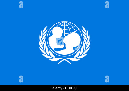 Drapeau avec logo de l'Organisation des Nations Unies pour l'enfance l'UNICEF avec le siège à New York. Banque D'Images