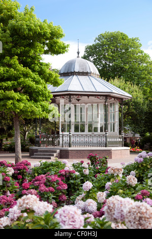 Vue sur le Kiosque dans l'avenue Royal Gardens, Dartmouth, Devon, Angleterre. Banque D'Images