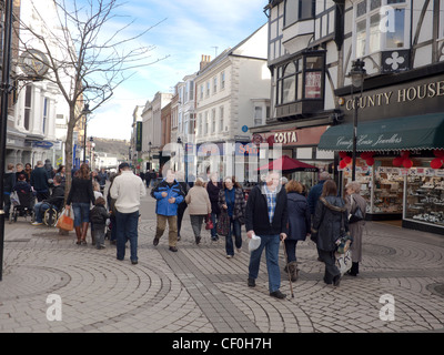 En regardant un Newborough rue commerçante piétonne principale dans le centre de Scarborough, North Yorkshire UK Banque D'Images