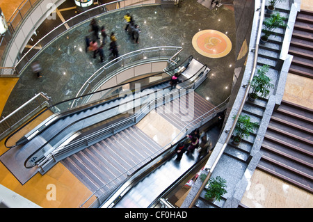 Escaliers mécaniques dans le Superbrand mall - Lujiazui - Shanghai, Pudong (Chine) Banque D'Images