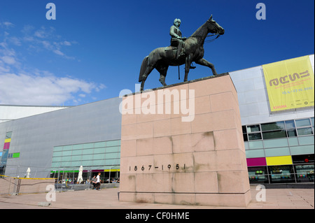 L'histoire répond à présent. Le Maréchal Mannerheim se déplace sur le toit du musée d'art contemporain Kiasma. Helsinki, Finlande, Scandi Banque D'Images