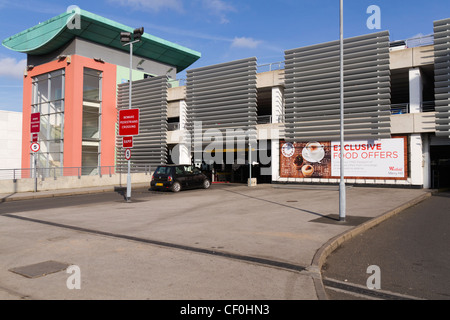 Un parking souterrain au centre commercial Merry Hill Banque D'Images