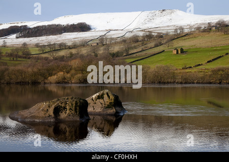 Hiver dans le lac naturel de Semerwater et la Grange de pierre désutilisée.Rochers et neige dans le seul lac naturel du Yorkshire, North Yorkshire, Angleterre Banque D'Images