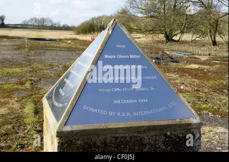 Glenn Miller Memorial, l'endroit où il a effectué son dernier concert hangar d'aviation avant sa mort. Kings Cliffe, Northants Banque D'Images