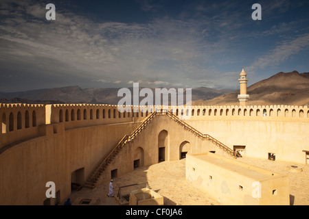 Vue imprenable sur le fort de Nizwa entouré de montagnes (Ad Dakhiliyah, Oman) Banque D'Images