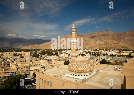 Belle vue de la ville de Nizwa entouré de montagnes (Ad Dakhiliyah, Oman) Banque D'Images