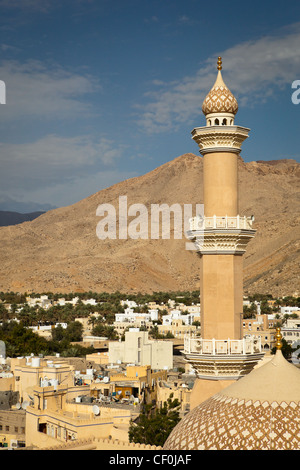 Belle vue de la ville de Nizwa entouré de montagnes (Ad Dakhiliyah, Oman) Banque D'Images