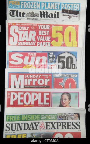 Le tabloïd britannique dimanche journaux inc Le Mail on Sunday, Daily Star le dimanche, le soleil le dimanche & Sunday Mirror. Banque D'Images