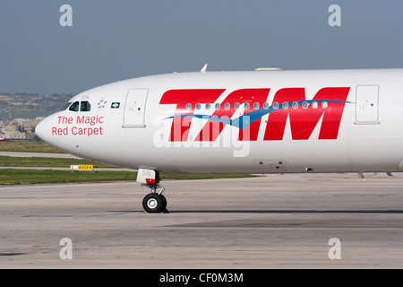 Close-up du nez d'un TAM Airlines Airbus A340-500 passagers avion de ligne long-courrier Banque D'Images