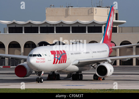 Airbus A340-500, avion de transport de passagers par corps-femme exploité par TAM Airlines du Brésil au sol Banque D'Images