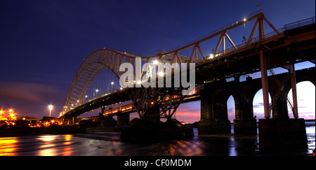 Transport routier de Runcorn Bridge at Night. Crépuscule image à partir de la côte, au sud de Madrid la rivière Mersey sur son chemin à Liverpool Banque D'Images