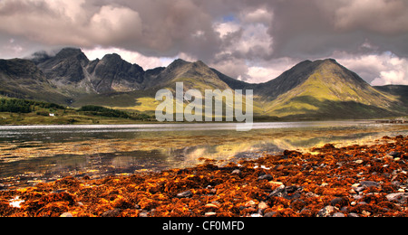 Skye Torrin grand paysage panoramique Vista de Skyes Sud. Montagnes spectaculaires à travers une mer loch bordée d'algues brunes. Banque D'Images