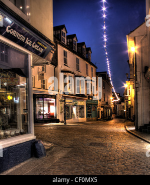 Crépuscule dans la ville de St Ives, Fore Street, Cornish Ice Cream Shop, Cornwall, Angleterre du Sud-Ouest, Royaume-Uni Banque D'Images