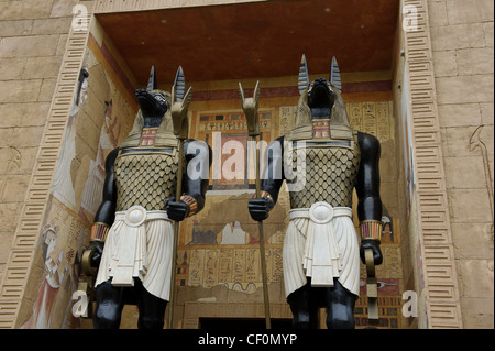 Des statues d'Anubis, dieu égyptien, Universal Studios Singapore. Banque D'Images