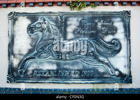 Plaque murale d'un carrousel de foire à l'extérieur de l'île de Barry fête foraine, dans le sud du Pays de Galles, Royaume-Uni Banque D'Images