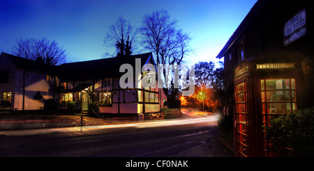 Le bras de Pickerings, Thelwall old post office et Bell lane la nuit, Warrington, Cheshire, Royaume-Uni, village anglais Banque D'Images