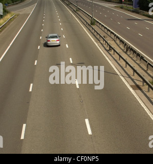 Une voiture simple sur M1, près des services Watford Gap, autoroute M1, Northamptonshire, Angleterre Royaume-Uni Banque D'Images