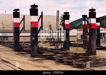 Grue de levage pour berceau bateaux hors de l'eau et à la réparation et peinture dans, Santoña, Cantabria, Espagne, Europe, UNION EUROPÉENNE Banque D'Images