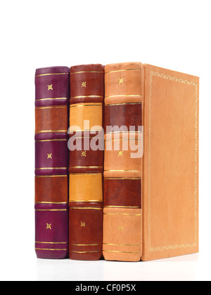 Trois livres reliés en cuir relié isolé sur fond blanc Banque D'Images