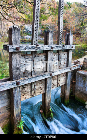 Mill House gates à alley spring missouri en automne Banque D'Images