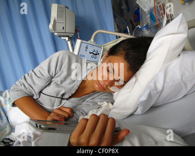 Une jeune fille avec l'anorexie mentale est traité à l'hôpital en étant nourris des nutriments dans un tube Banque D'Images