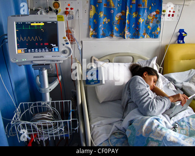 Une jeune fille avec l'anorexie mentale est traité à l'hôpital en étant nourris des nutriments dans un tube Banque D'Images