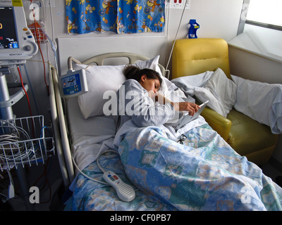 Une jeune fille avec l'anorexie mentale est traité à l'hôpital en étant nourris des nutriments dans un tube Banque D'Images