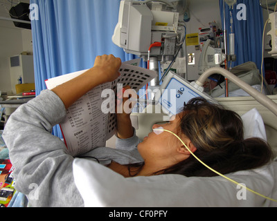Une jeune fille à l'hôpital avec l'anorexie à l'aide d'un iPad Photo Stock - Alamy