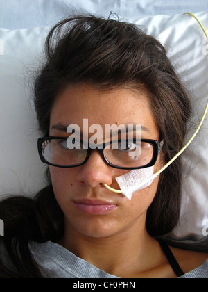 Une jeune fille avec l'anorexie mentale est traité à l'hôpital en étant nourris des nutriments dans un tube Banque D'Images