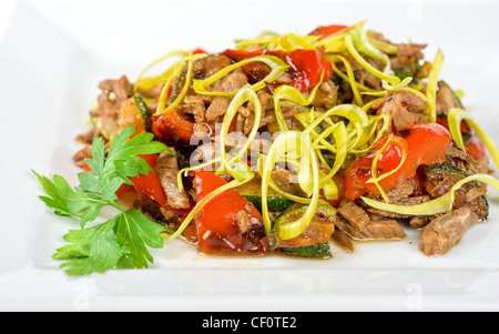 Salade épicée de boeuf grillé mariné au poivre, concombres, oignons, champignons et pommes Banque D'Images