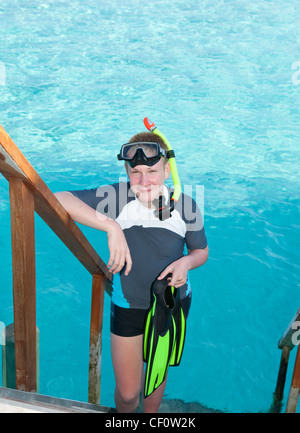 Adolescent avec palmes, masque et tube, à l'océan. Les Maldives. Banque D'Images