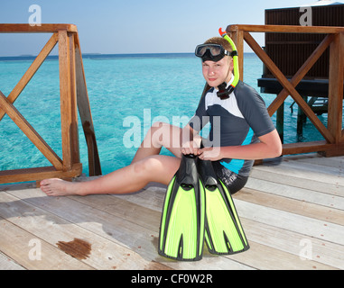 Adolescent avec palmes, masque et tube, à l'océan. Les Maldives. Banque D'Images